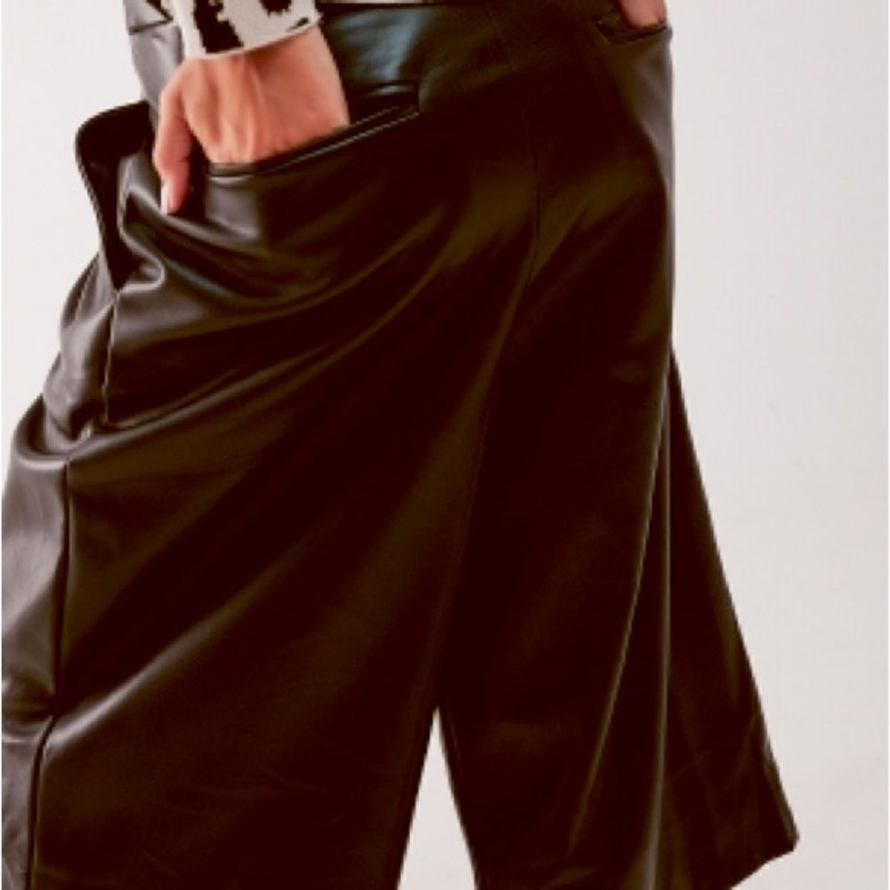 New Q2 Black Wide Leg Crop Vegan Leather Pants - Picture 8 of 12